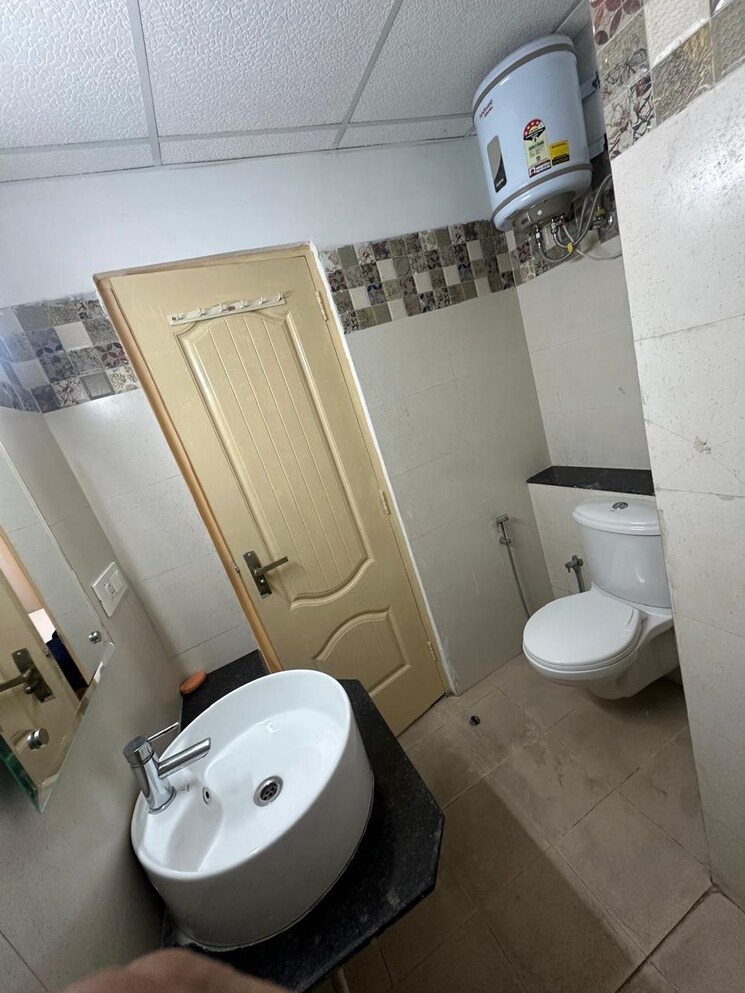 Bathroom, ambala highway 1 Bedroom 900 Sq.Ft. Apartment In Ambala Highway Zirakpur 9295743