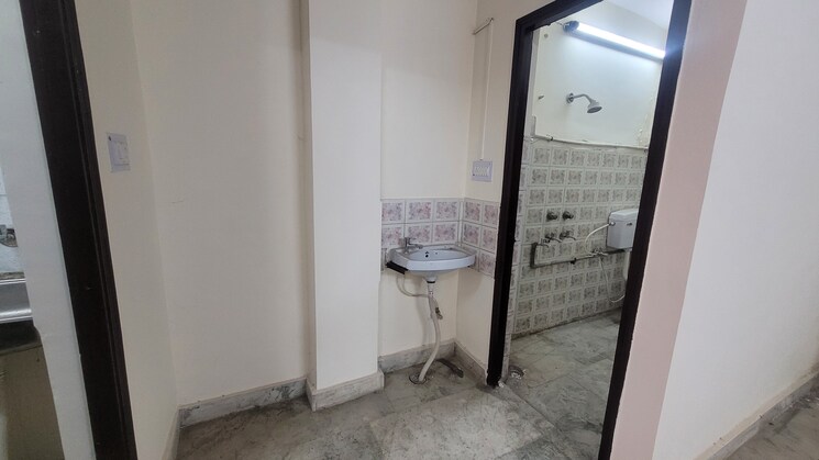 Bathroom, dilshad colony 1 Bedroom 450 Sq.Ft. Builder Floor In Dilshad Colony Delhi 9295842