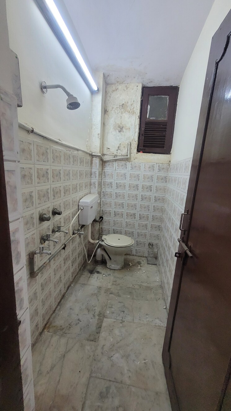 Bathroom, dilshad colony 1 Bedroom 450 Sq.Ft. Builder Floor In Dilshad Colony Delhi 9295842