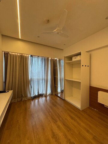 Furnished Amenities in 3 BHK Apartment at Lower Parel – for Rent