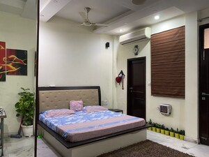 Bedroom in 6+ BHK Independent House at Shalimar Bagh – for Sale