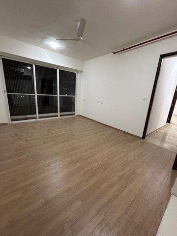 Room in 2 BHK Apartment at Embassy One Thane, Panch Pakhadi – for Rent