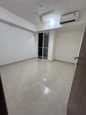 Room in 2 BHK Apartment at Embassy One Thane, Panch Pakhadi – for Rent