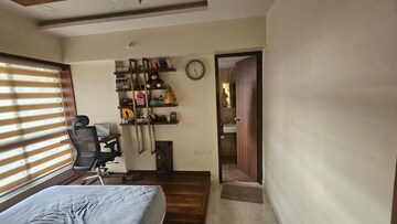 Room in 2 BHK Apartment at Lodha Amara, Kolshet Road – for Rent