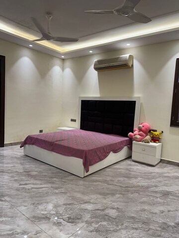 Bedroom in 3 BHK Builder Floor at Unitech South City 1, South City 1 – for Rent