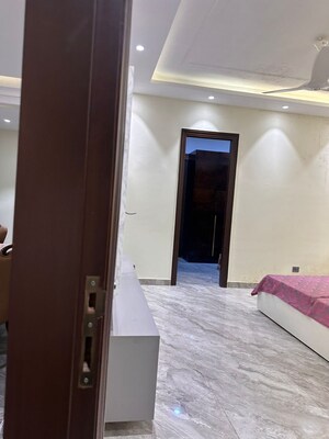 Building Lobby in 3 BHK Builder Floor at Unitech South City 1, South City 1 – for Rent