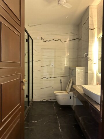 Bathroom in 3 BHK Builder Floor at Unitech South City 1, South City 1 – for Rent