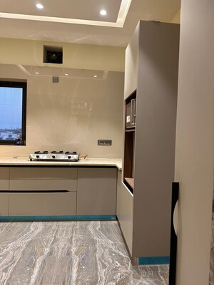 Furnished Amenities in 3 BHK Builder Floor at Unitech South City 1, South City 1 – for Rent