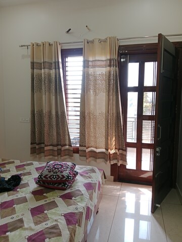 Room in 2 BHK Builder Floor at Sector 18 – for Rent