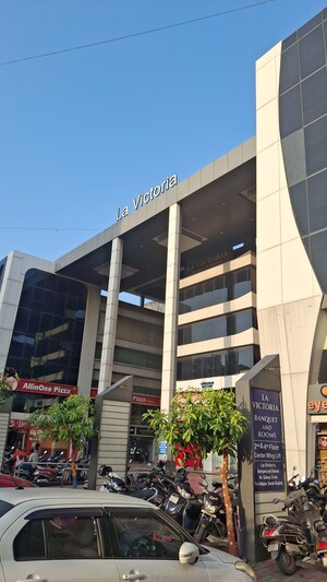  Office Space For Rent in Adajan