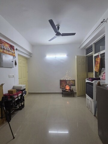 Living Room in 3 BHK Apartment at Sector 4 Greater Noida – for Rent