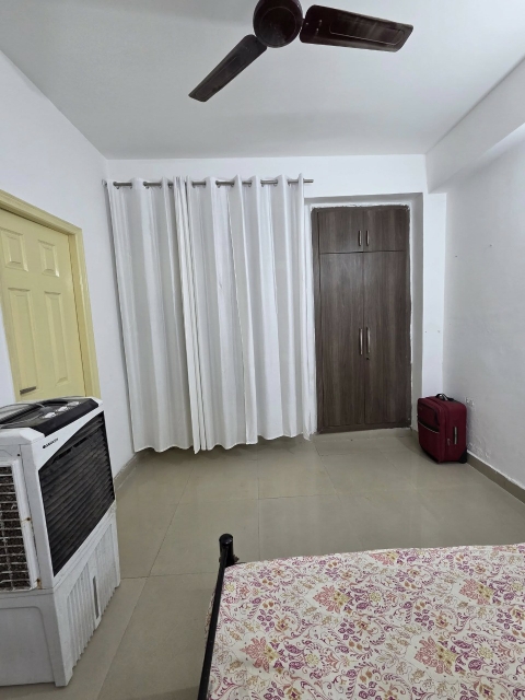 3 BHK + Extra Room Apartment For Rent in Amrapali Golf Homes