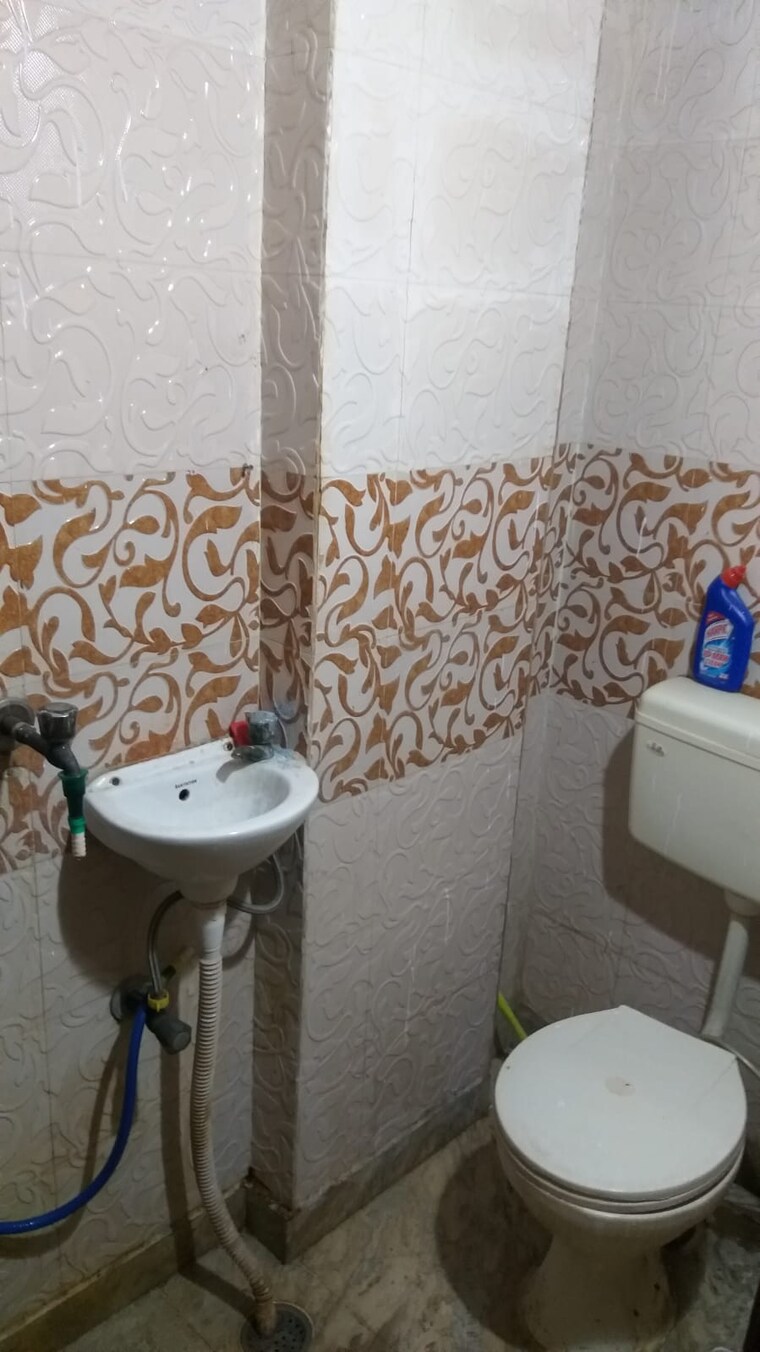 Bathroom, sant nagar 2 Bedroom 450 Sq.Ft. Independent House In Sant Nagar Delhi 9296366