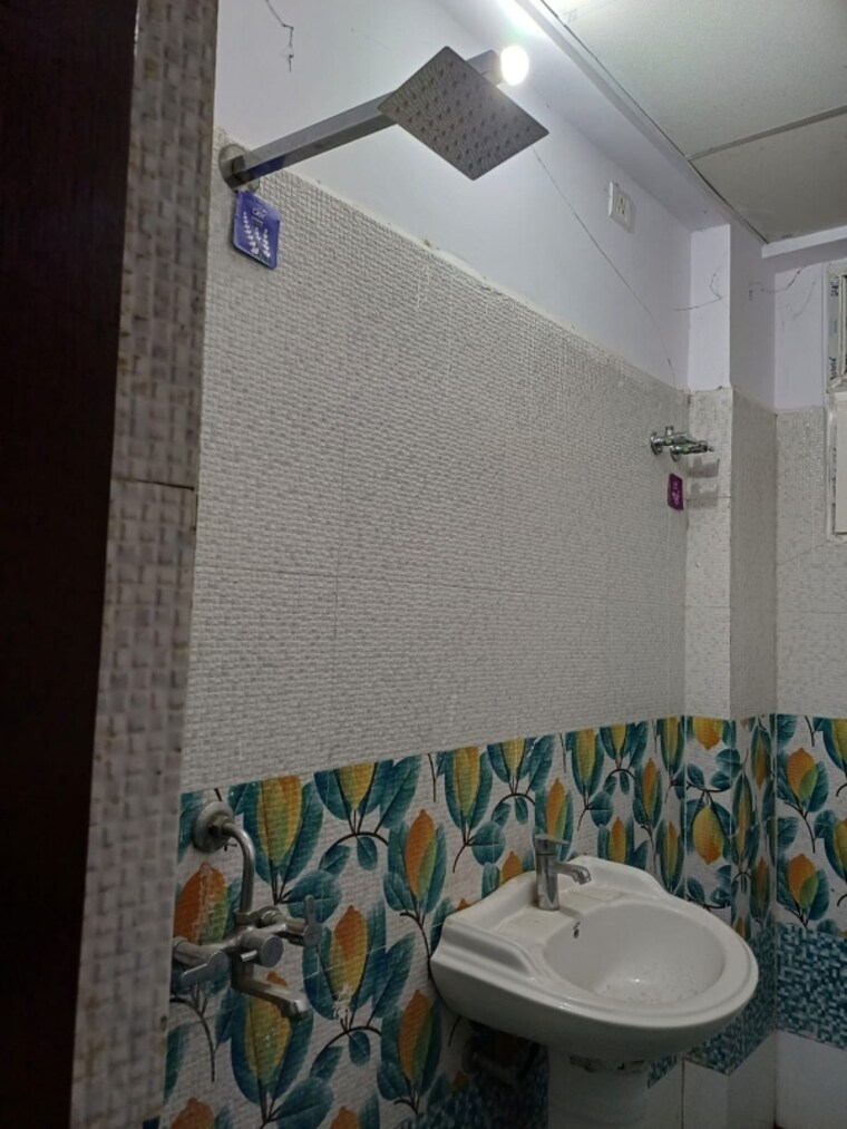Bathroom, khurram nagar 3 Bedroom 1500 Sq.Ft. Builder Floor In Khurram Nagar Lucknow 9296397