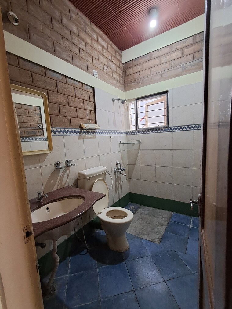 Bathroom, hsr layout 2 Bedroom 1000 Sq.Ft. Builder Floor In Hsr Layout Bangalore 9296475