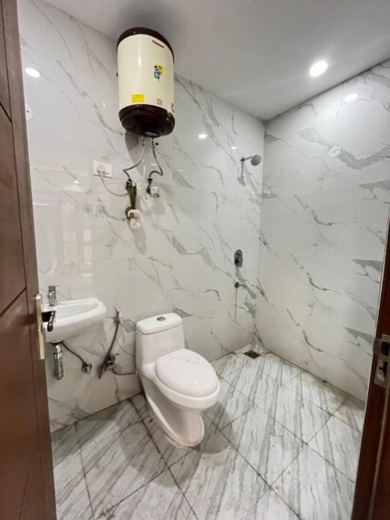Bathroom, freedom fighters enclave 2 Bedroom 1000 Sq.Ft. Apartment In Freedom Fighters Enclave Delhi 9296480