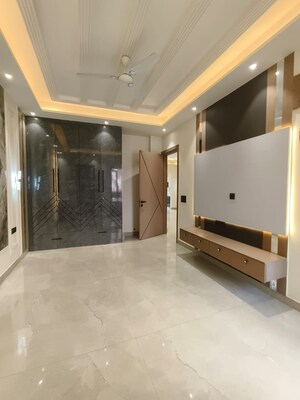 Room in 3 BHK Builder Floor at Unitech Greenwood City Apartment, Sector 45 – for Rent