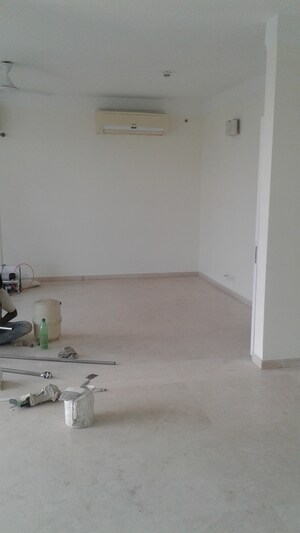 Living Room in 4 BHK Apartment at DLF The Belaire, Sector 54 – for Rent