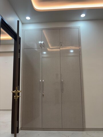 Furnished Amenities in 3 BHK Apartment at Smart World Orchard, Sector 61 – for Rent
