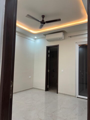 Building Lobby in 3 BHK Apartment at Smart World Orchard, Sector 61 – for Rent
