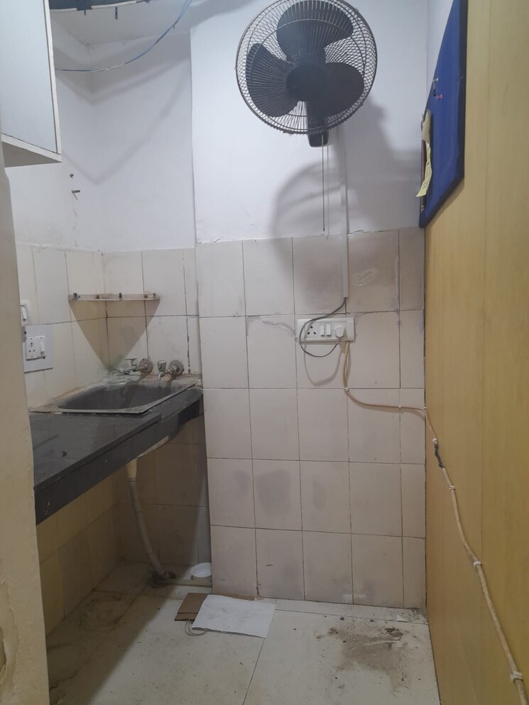 Bathroom, central delhi Commercial Office Space 853 Sq.Ft. In Central Delhi Delhi 9296664