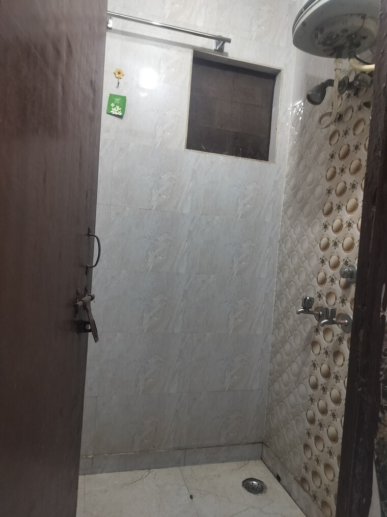 Bathroom, katwaria sarai 1 Bedroom 750 Sq.Ft. Apartment In Katwaria Sarai Delhi 9296711