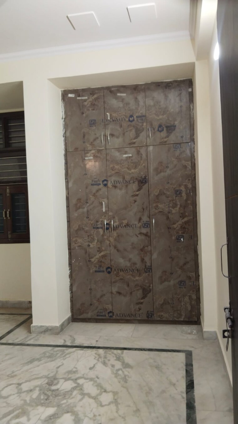 Room, karpuri-puram 3 Bedroom 120 Sq.Mt. Builder Floor In Govindpuram Ghaziabad 9296716