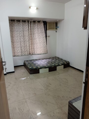 Room in 2 BHK Apartment at Lodha Amara, Kolshet Road – for Rent