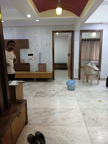 Room in 2 BHK Apartment at Lodha Amara, Kolshet Road – for Rent