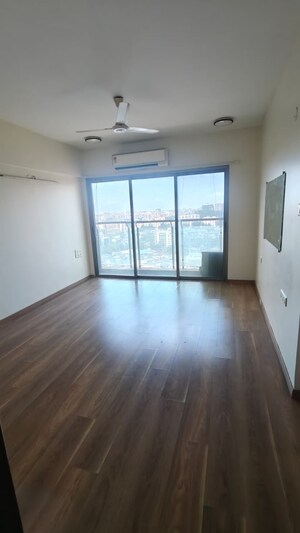 Room in 3.5 BHK Apartment at K Raheja Vistas, Powai – for Rent