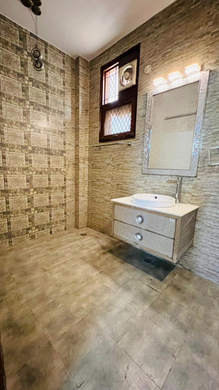 Bathroom, uday park 4 Bedroom 400 Sq.Yd. Builder Floor In Uday Park Delhi 9296767