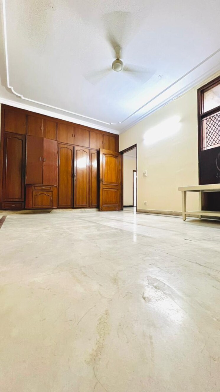 Room, uday park 4 Bedroom 400 Sq.Yd. Builder Floor In Uday Park Delhi 9296767