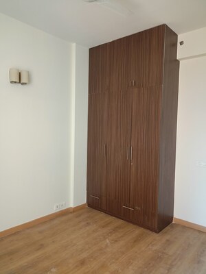 Room in 5 BHK Apartment at Pioneer Park Presidia, Sector 62 – for Rent