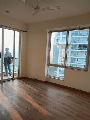 Room in 5 BHK Apartment at Pioneer Park Presidia, Sector 62 – for Rent