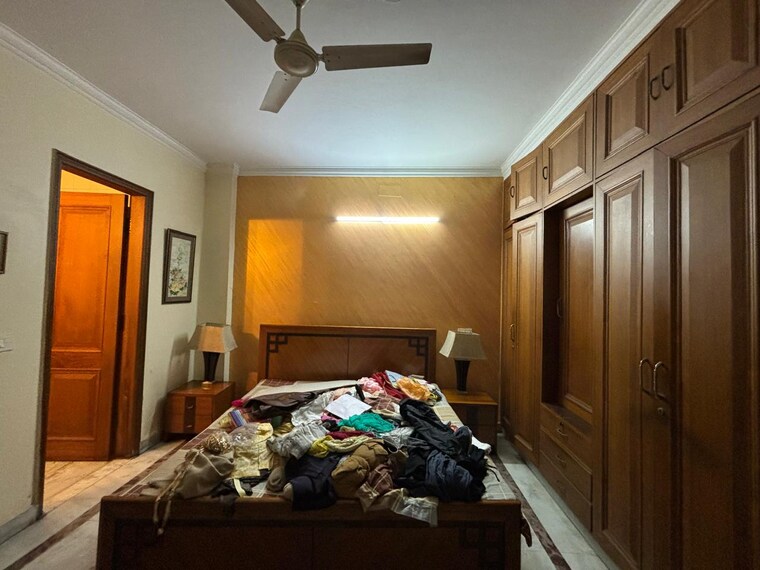Bedroom, east of kailash 3 Bedroom 200 Sq.Yd. Builder Floor In East Of Kailash Delhi 9296791