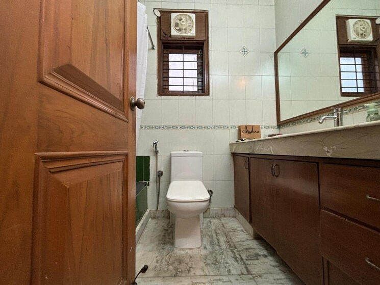 Bathroom, east of kailash 3 Bedroom 200 Sq.Yd. Builder Floor In East Of Kailash Delhi 9296791