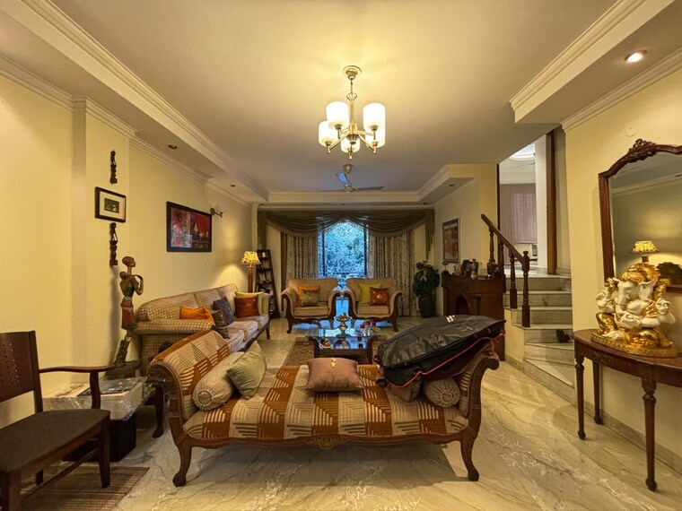 Living Room, east of kailash 3 Bedroom 200 Sq.Yd. Builder Floor In East Of Kailash Delhi 9296791