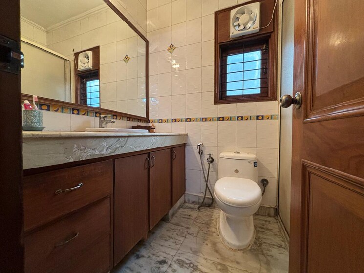 Bathroom, east of kailash 3 Bedroom 200 Sq.Yd. Builder Floor In East Of Kailash Delhi 9296791