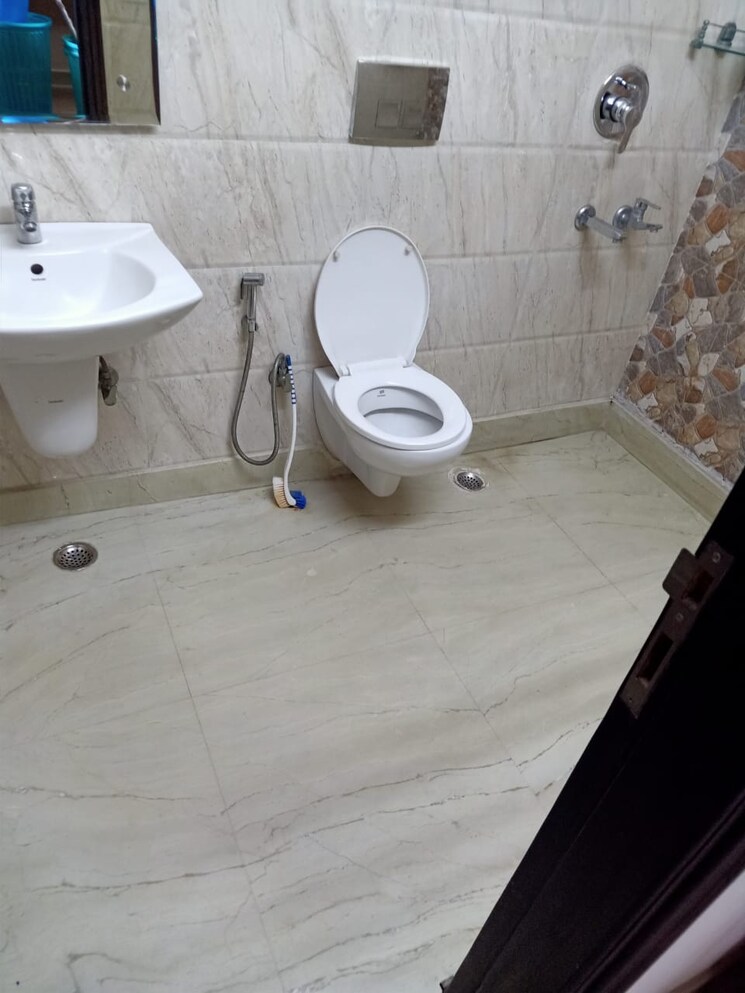 Bathroom, green park 2 Bedroom 160 Sq.Yd. Builder Floor In Green Park Delhi 9296782