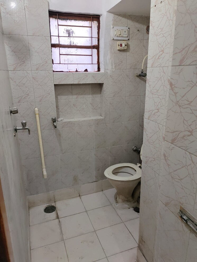 Bathroom, sarita vihar 2 Bedroom 754 Sq.Ft. Apartment In Sarita Vihar Delhi 9238743