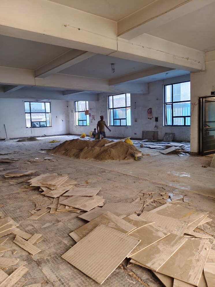  Parking, sector 63 Commercial Office Space 2600 Sq.Ft. In Sector 63 Noida 9296789