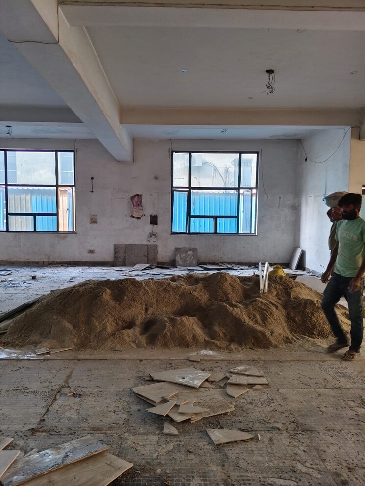  Parking, sector 63 Commercial Office Space 2600 Sq.Ft. In Sector 63 Noida 9296789