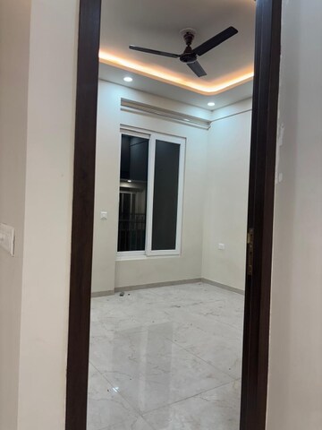 Building Lobby in 3 BHK Apartment at Smart World Orchard, Sector 61 – for Rent