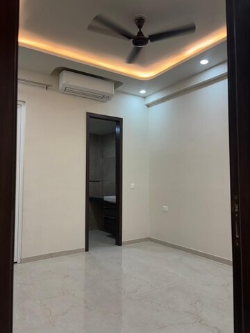 Room in 3 BHK Apartment at Smart World Orchard, Sector 61 – for Rent