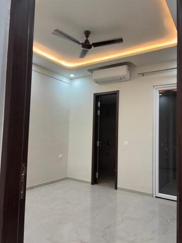 Building Lobby in 3 BHK Apartment at Smart World Orchard, Sector 61 – for Rent