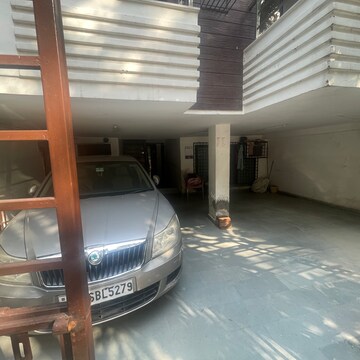 Parking in 3 BHK Builder Floor at Kailash Colony – for Rent