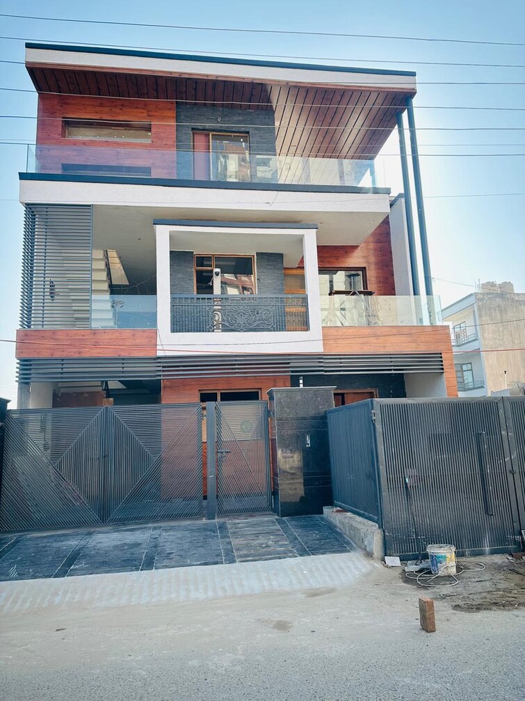 Cover Image, sunny enclave 6+ Bedroom 250 Sq.Yd. Independent House In Sunny Enclave Mohali 9296802