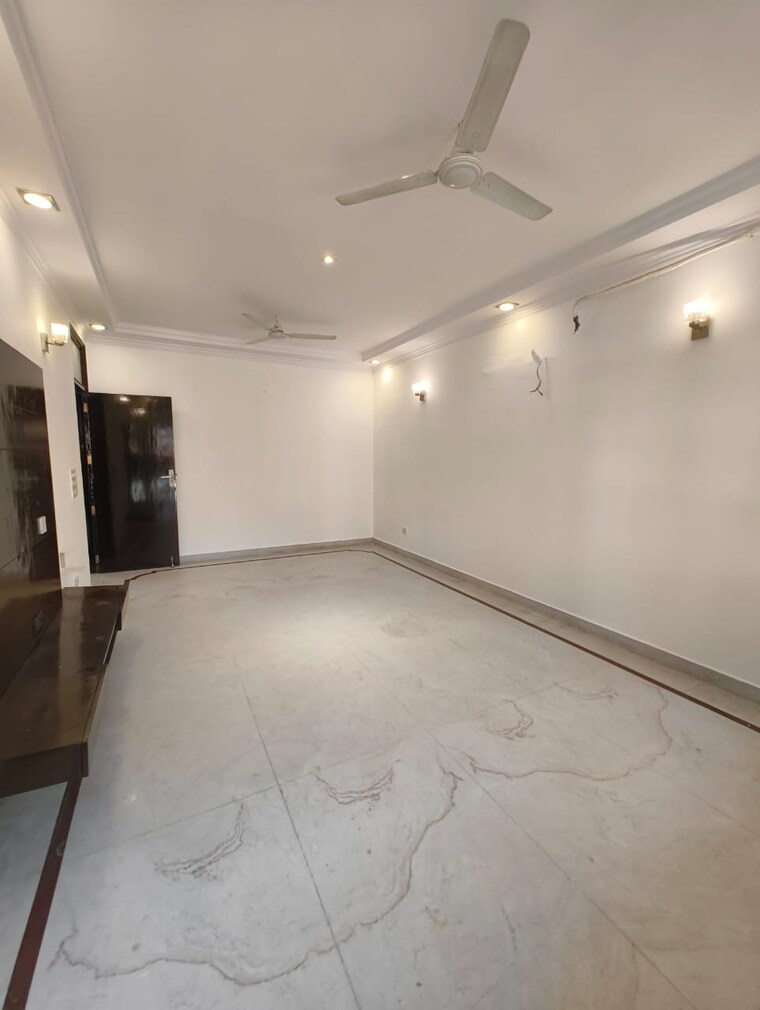Room, greater kailash i 3 Bedroom 208 Sq.Yd. Builder Floor In Greater Kailash I Delhi 9296849