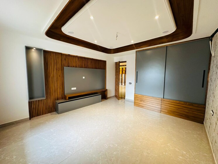 Room, sunny enclave 6+ Bedroom 250 Sq.Yd. Independent House In Sunny Enclave Mohali 9296802