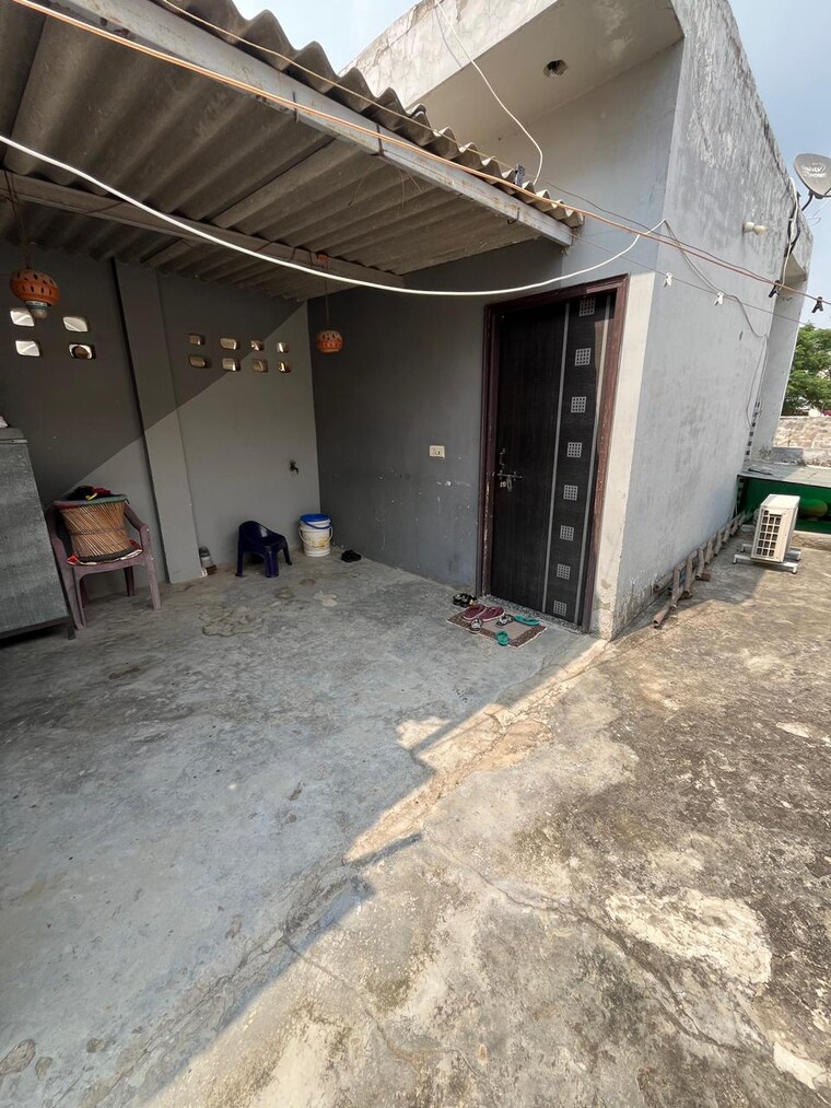  Parking, laxman vihar phase 2 5 Bedroom 120 Sq.Yd. Independent House In Laxman Vihar Phase 2 Gurgaon 9296871